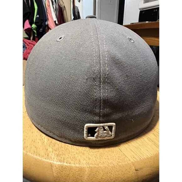 Boston Red Sox Gray Breast Cancer Awareness Fitted 7 1/2 Hat - Picture 3 of 6